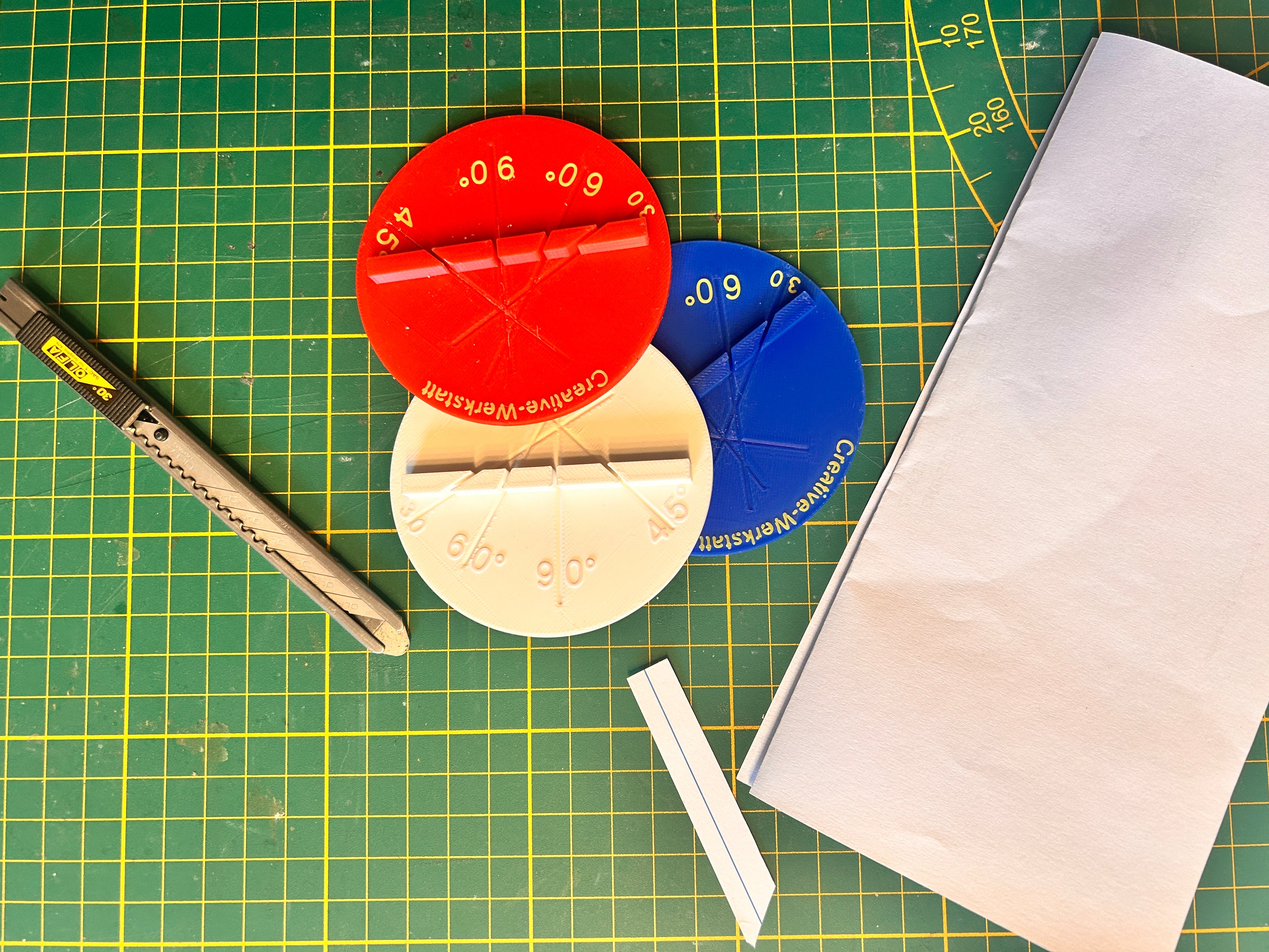 Winkelschneider fürs Basteln – Runde Schneidehilfe für perfekte 30°, 45°, 60° & 90° Schnitte