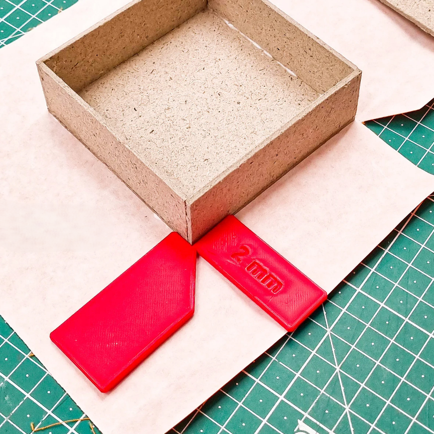 ✂️ Präzisions-Schablonen-Set für Kartonagen (45° Schnitt)